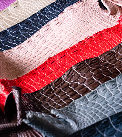 エキゾチックレザーにしかない宝石のような輝きや、風合いを楽しめます