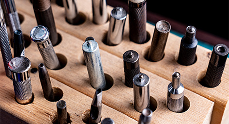 歴の長い職人がひとつ一つの製品を手作業にてお作りします