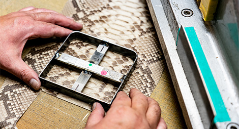 作成する製品によって裁断する箇所やサイズを見極めます