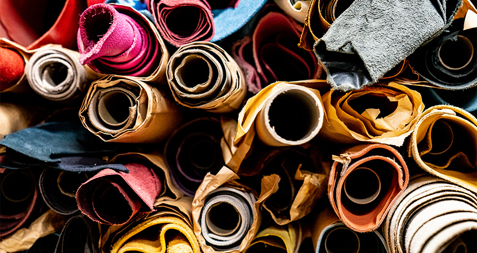 鞣製の経験を活かし素材にあった手法で革を選別し、オリジナル製品を生産しています