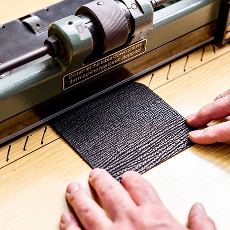 クロコダイルなどを使った、世界に一つだけのアイテムをお作りします