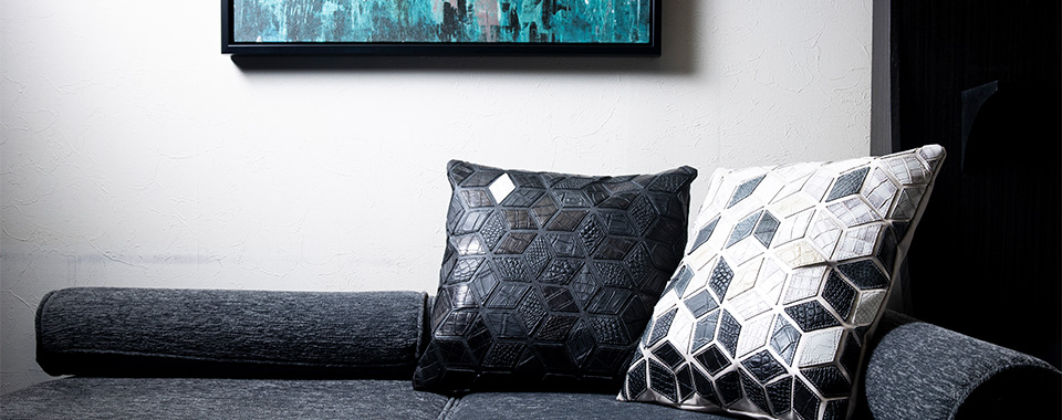 ワンランク上の暮らしの為に作られたエキゾチックレザーを使用したクッションカバー